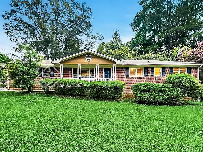 1321 Laura Ln — Photo 1