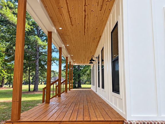 3rd image of 125 Whiteoak Ln