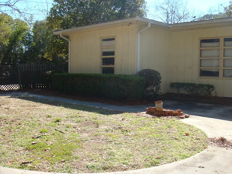 2515 Churchill Dr — Photo 2