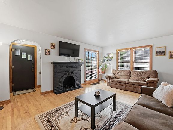 5th image of 556 S Poplar St