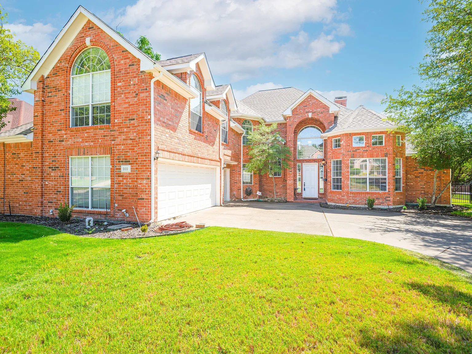 4 bed, 3577 sqft, $5,800 — Photo 1
