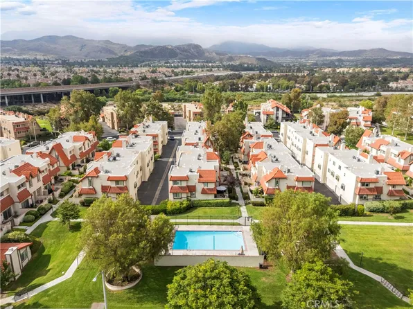 17955 River Cir APT 4, Santa Clarita, CA 91387