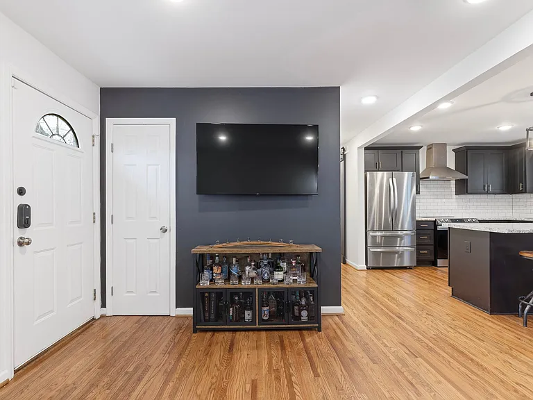 208 Hardison Ave — Photo 4