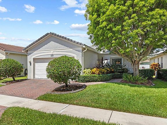 2nd image of 220 SW Manatee Springs Way