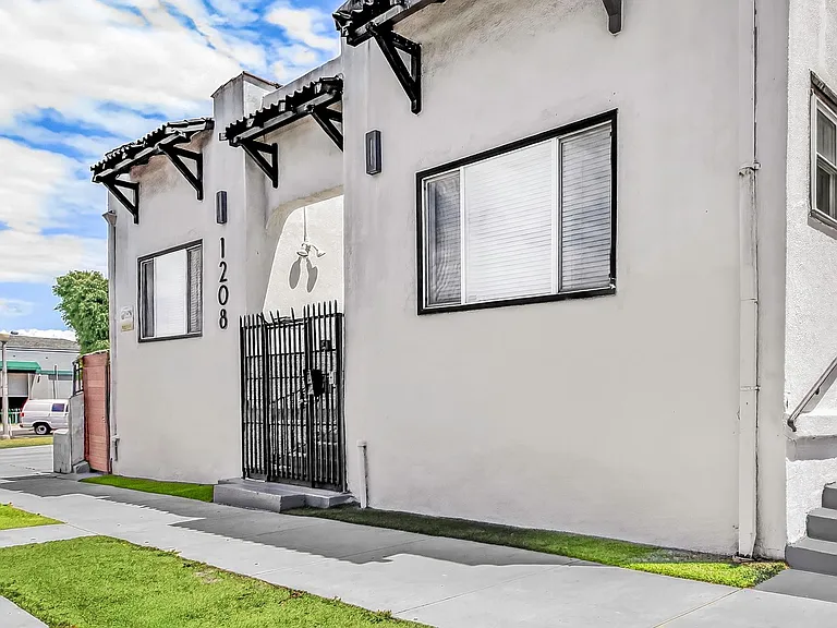 1208 Daisy Avenue — Photo 4