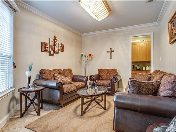 4th image of 805 Rushmore Dr