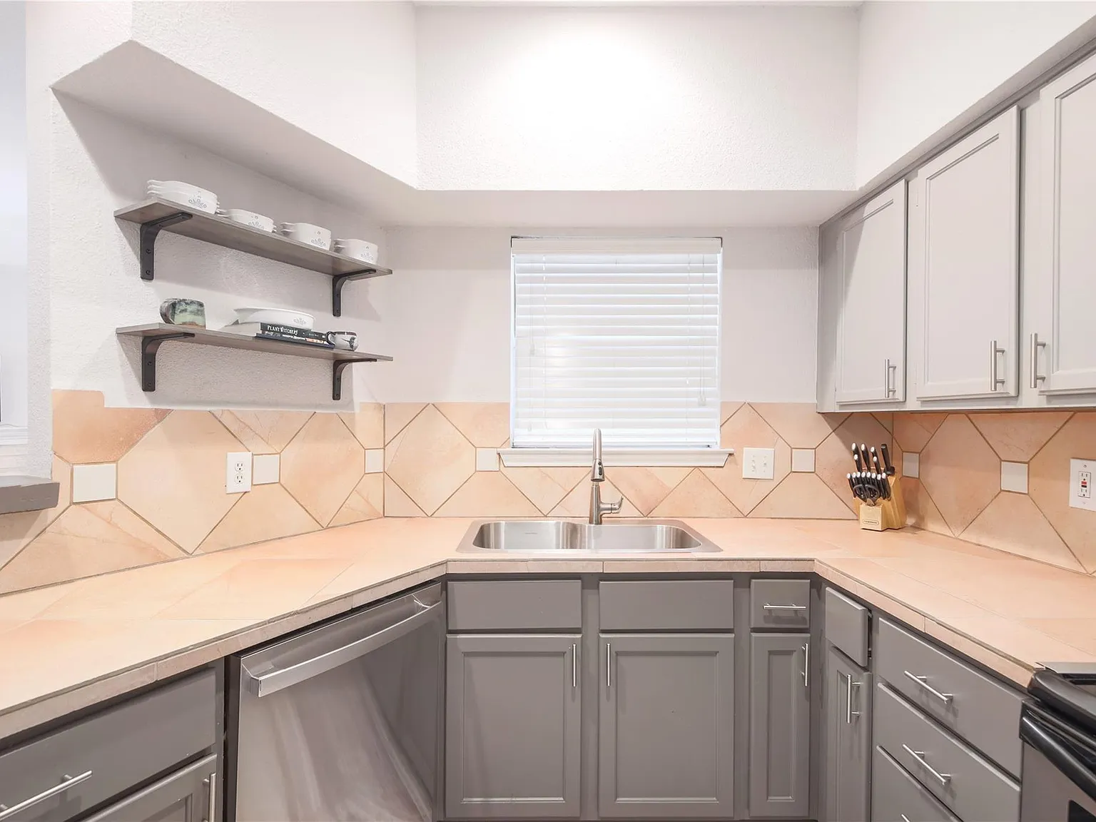 1 bed, 1.0 bath, 750 sqft, $1,295 — Photo 2