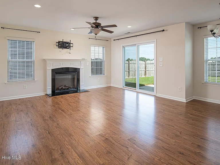 808 Jade Ln — Photo 18