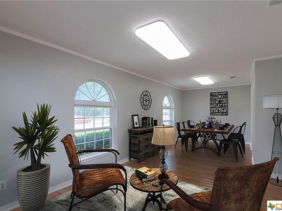 4th image of 704 E Woodlawn Dr