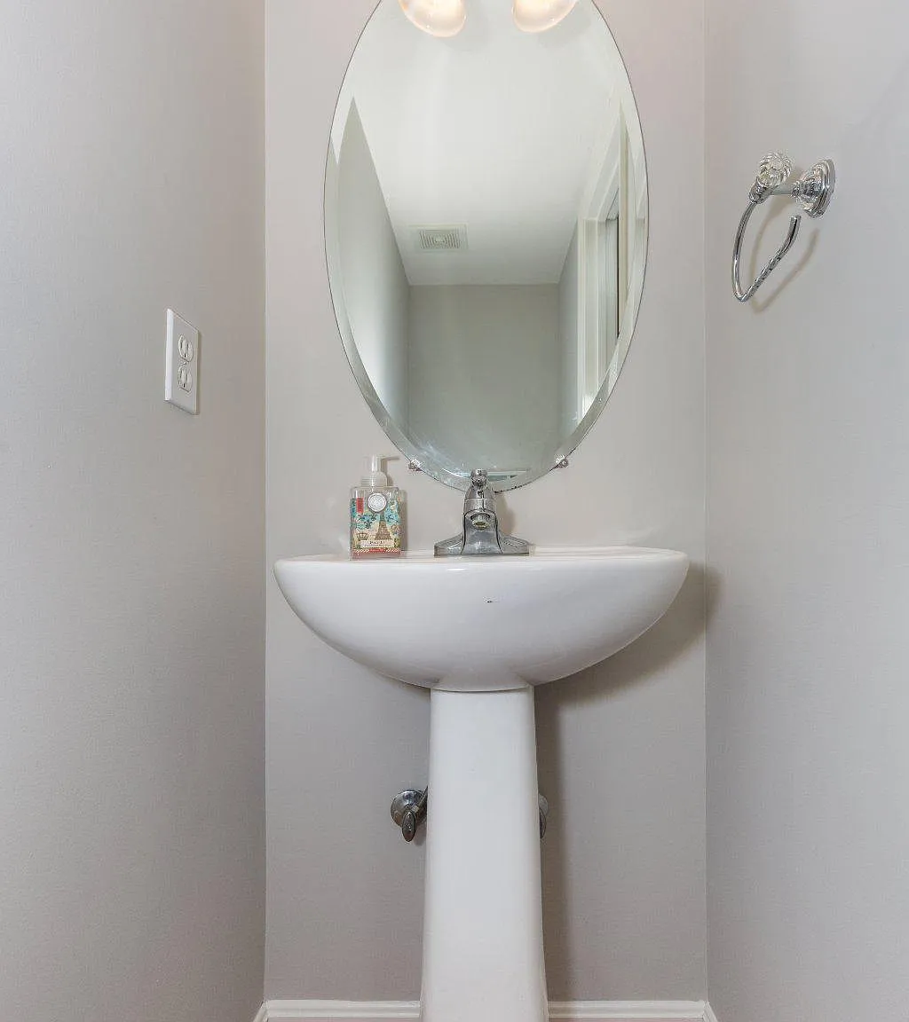 3 bed, 2.5 bath, 2132 sqft, $2,400 — Photo 4