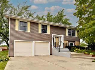 820 Hillcrest Blvd, Hoffman Estates, IL 60169