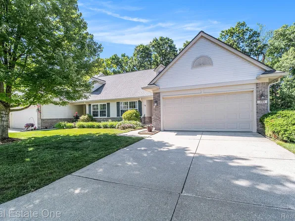 284 Four Seasons Dr, Lake Orion, MI 48360