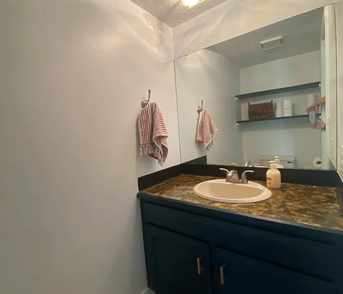 Main floor 1/2 bath.