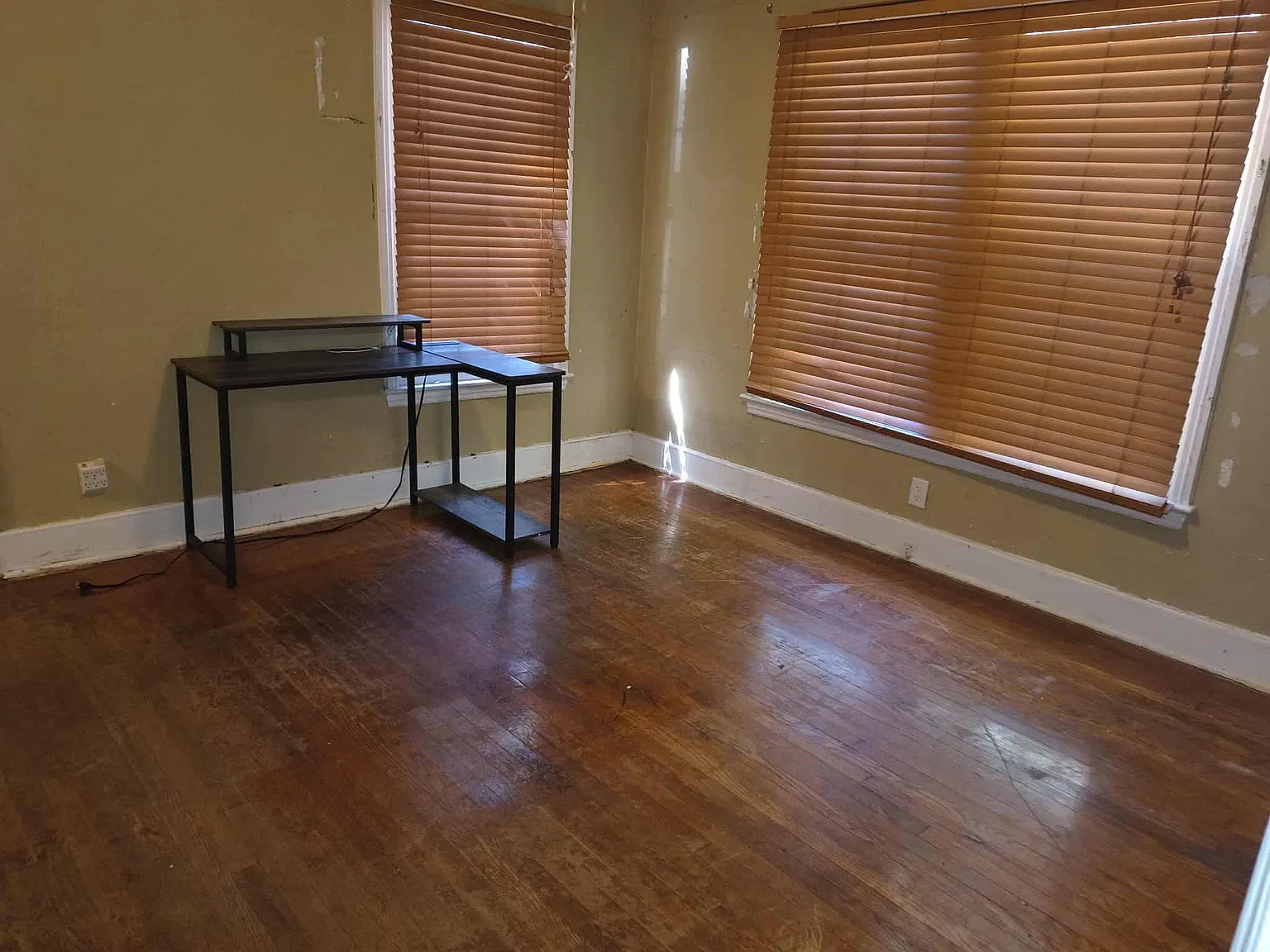 4 bed, 1.5 bath, $800 — Photo 2