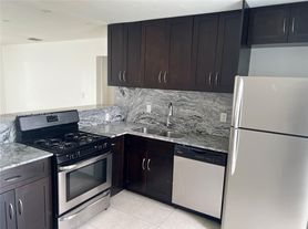 520 SW 10th St, Hallandale, FL