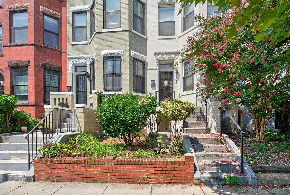 2028 1st St NW — Photo 2
