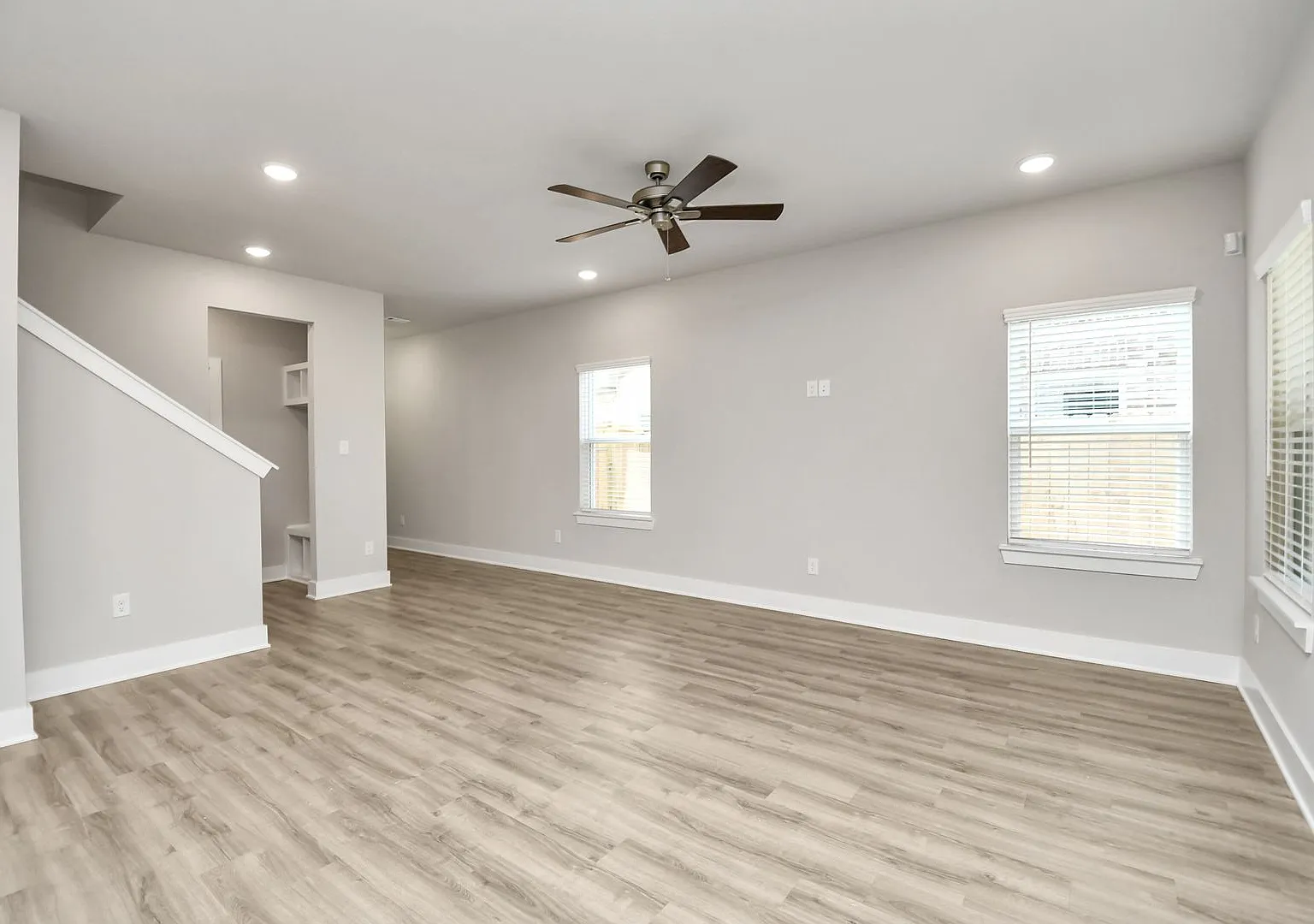 Welcome to the Hickory Contemporary Comfort, Beautifully Balanced. — Photo 4