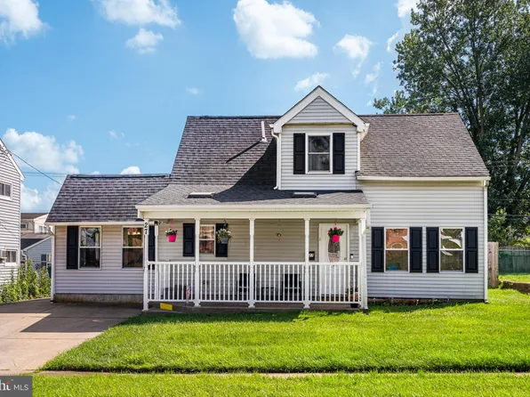 27 Arbor Ln, Levittown, PA 19055
