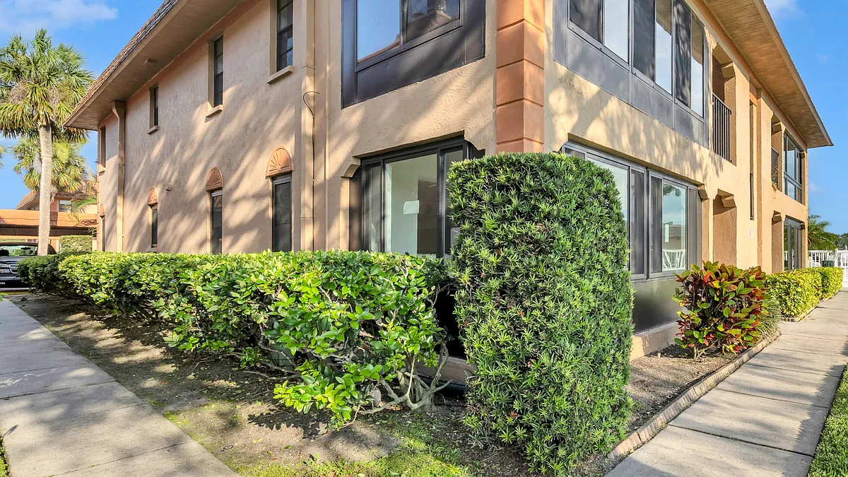 Building Photo - 10192 Seminole Island Dr