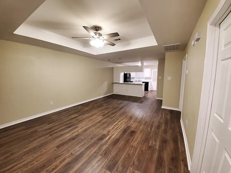 1604 Medina Dr — Photo 2
