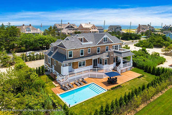 6 bed, 5.5 bath, 4549 sqft, $18,950 — Photo 2