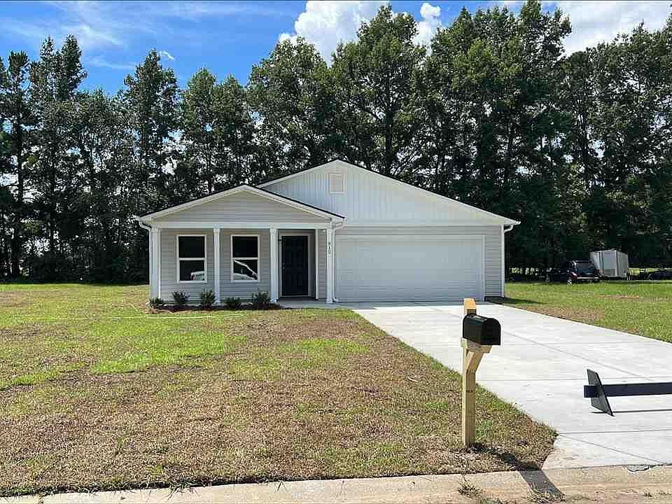 1st image of 810 Twin Oaks Cir