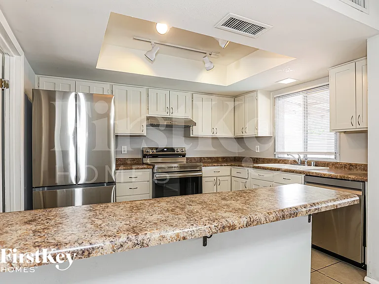 1918 E Watson Dr — Photo 5