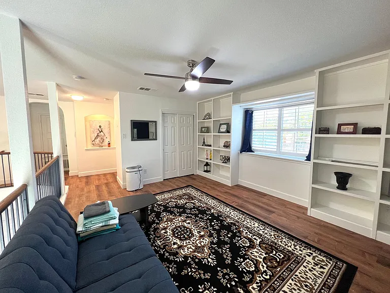 2106 Huxley Ln — Photo 22
