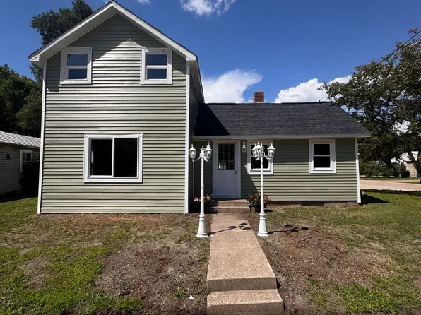 719 Ware St, Waupaca, WI 54981