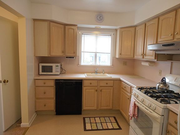 Sunny Kitchen
						:
						Room for breakfast table