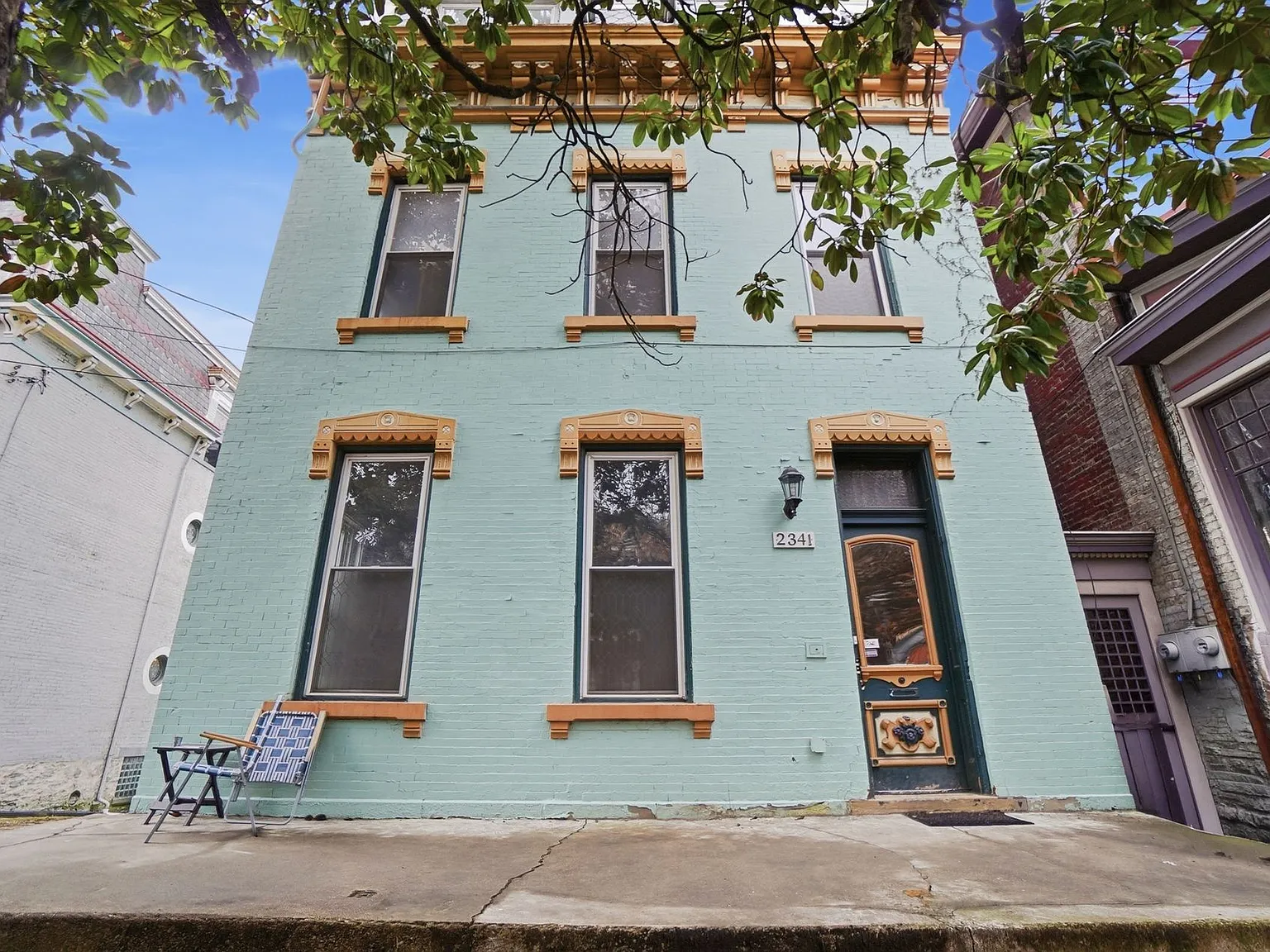 Historic 1 Bed With Hardwood Floors — Photo 1
