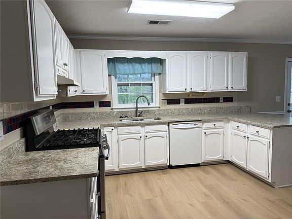 4th image of 2130 Crescentview Dr