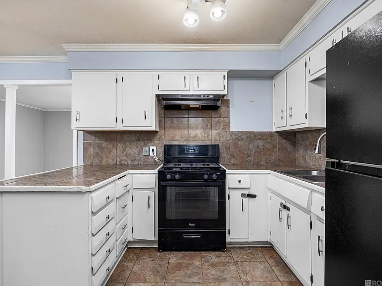 3661 Harrison St — Photo 15