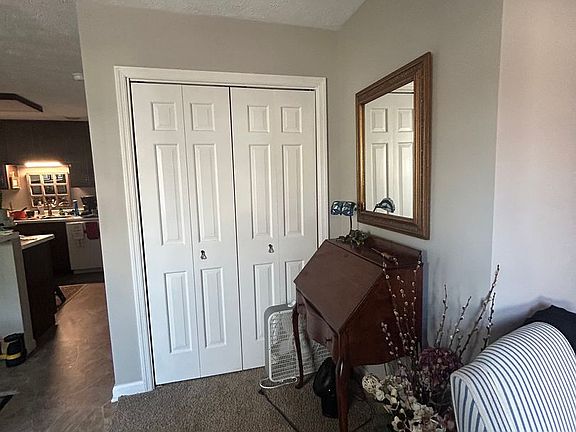 5th image of 936 E Commons Dr