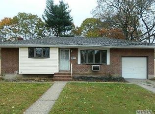 15 Valmont Ln, Commack, NY 11725