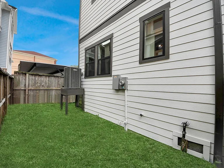 2426 Ella Blvd — Photo 40