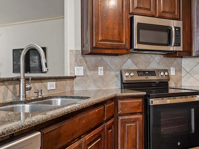 3200 Stonecrop Trl — Photo 5