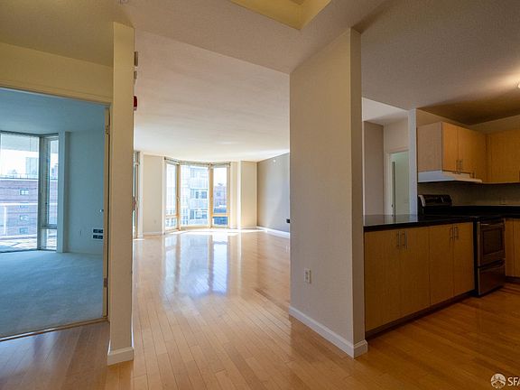 2nd image of 88 King St Unit 606