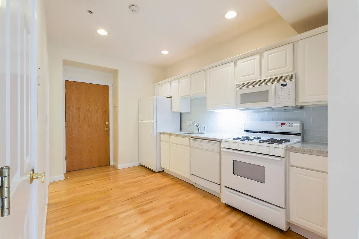 Building Photo - 464 Hanover St #12