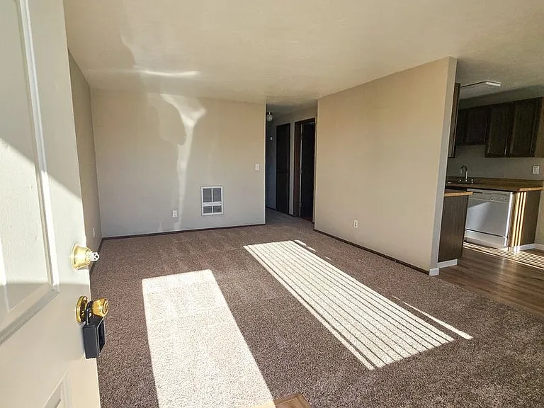 Apartment in West Salem near banks, shopping areas, bus lines, and downtown! ~ Colonial — Photo 39