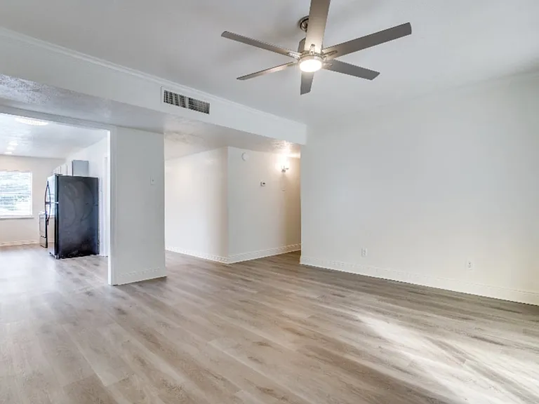 5913 Maple Ln — Photo 4