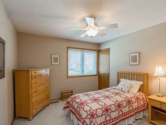 5th image of 466 Edgewood Ln