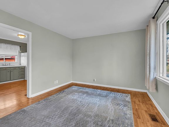 3rd image of 1018 Brookfield Dr