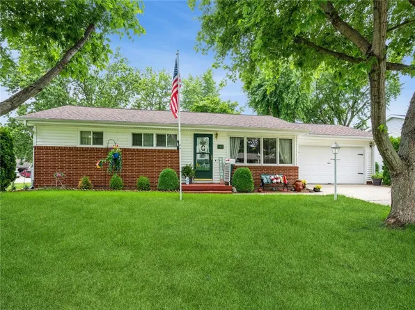 909 S 14th Ave W, Newton, IA 50208