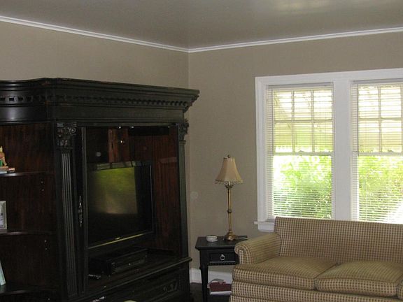 Large Living Room w/ lots of natural light
