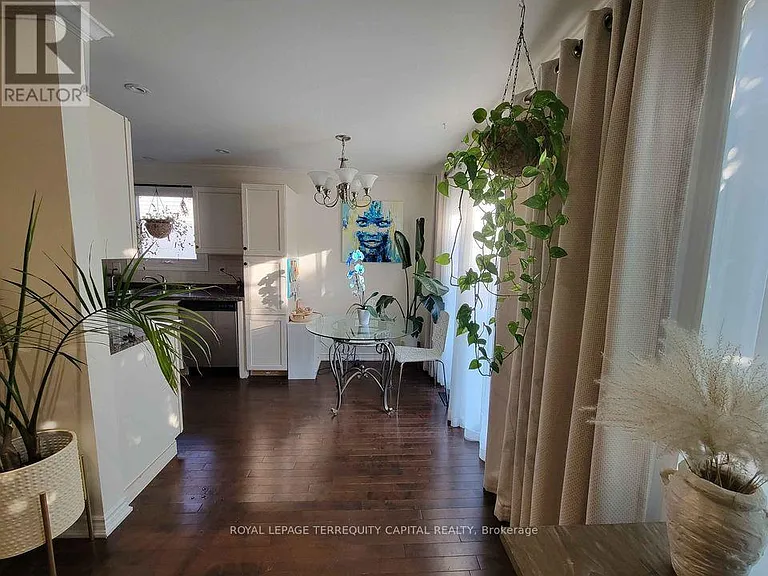 20 Mowat Cres — Photo 5
