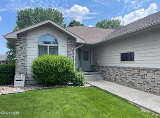 1022 37th St NW, Watertown, SD 57201