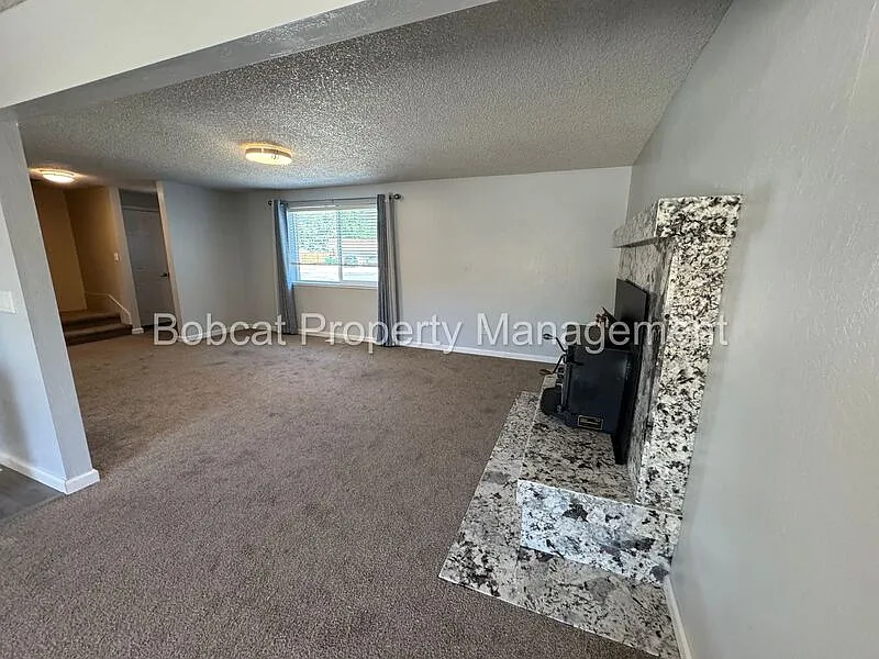 3 bed, 2.0 bath, 1800 sqft, $2,578 — Photo 4