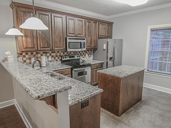 5th image of 102 Leigh Ln APT 1
