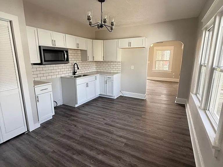 1017 W Locust St — Photo 12